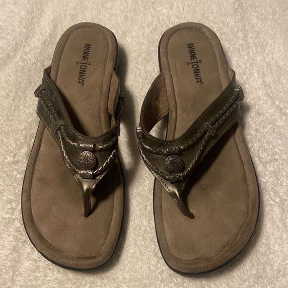 Minnetonka Sandals Womens 10 Silverthorne Flip Flop Flats Leather Slip On - Picture 1 of 6